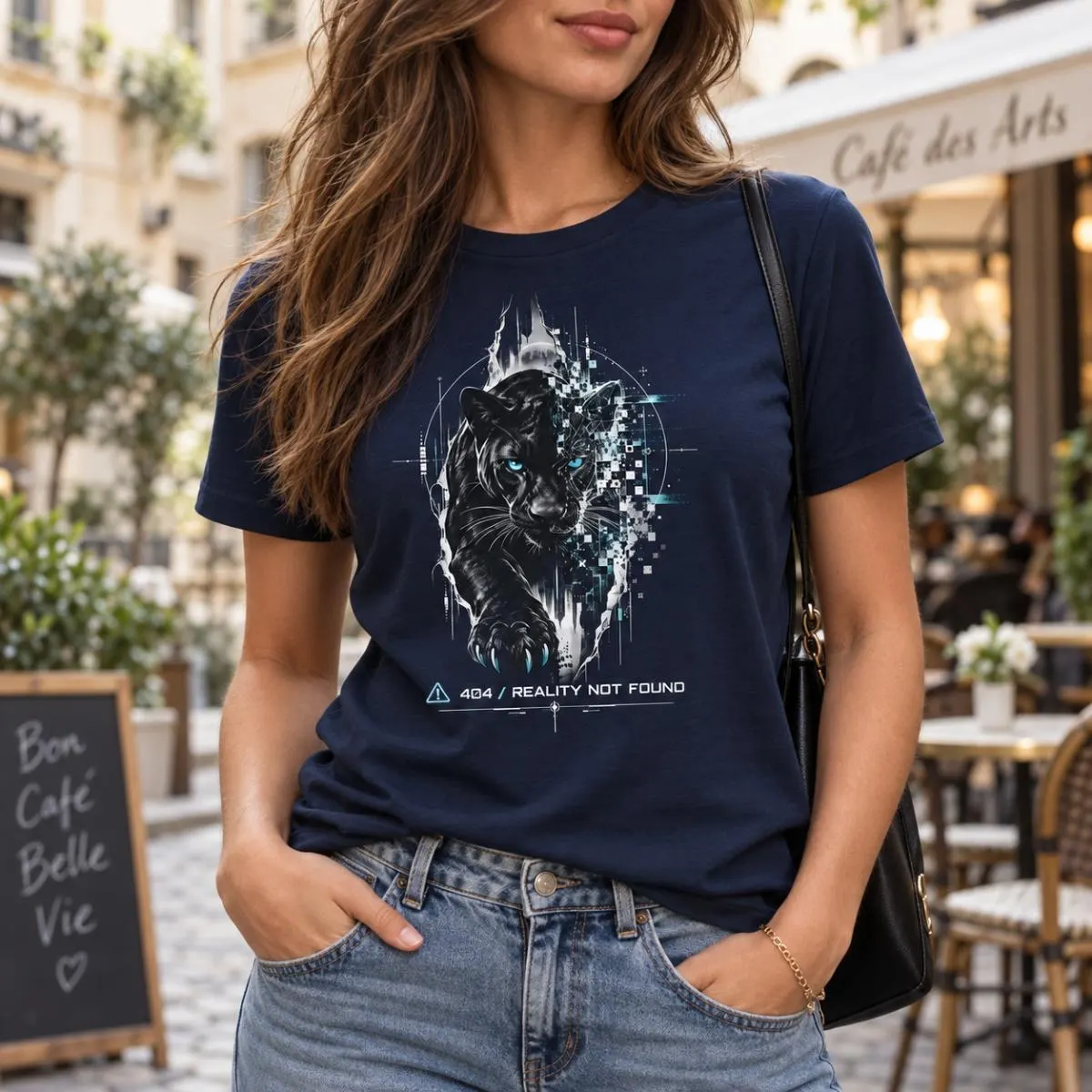 Cyberpunk Panther T-Shirt mit Mond und dunkler Skyline
